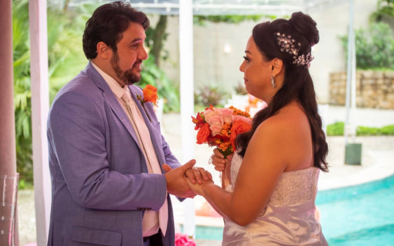 Deusa (Evelyn Castro) e Odaílson (Thardelly Lima) se casam em Quanto Mais Vida, Melhor!