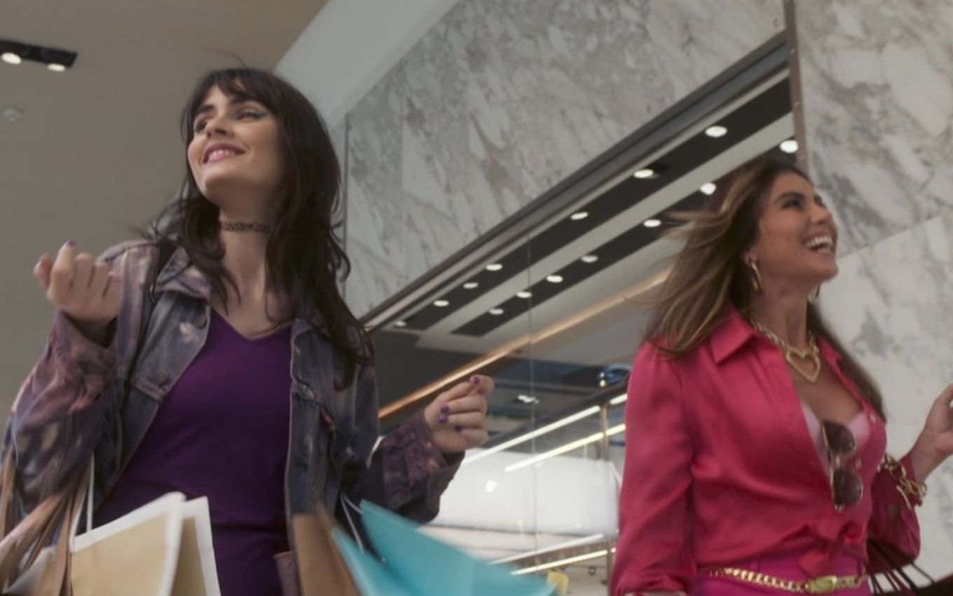 Flávia e Paula desfilam juntas por shopping