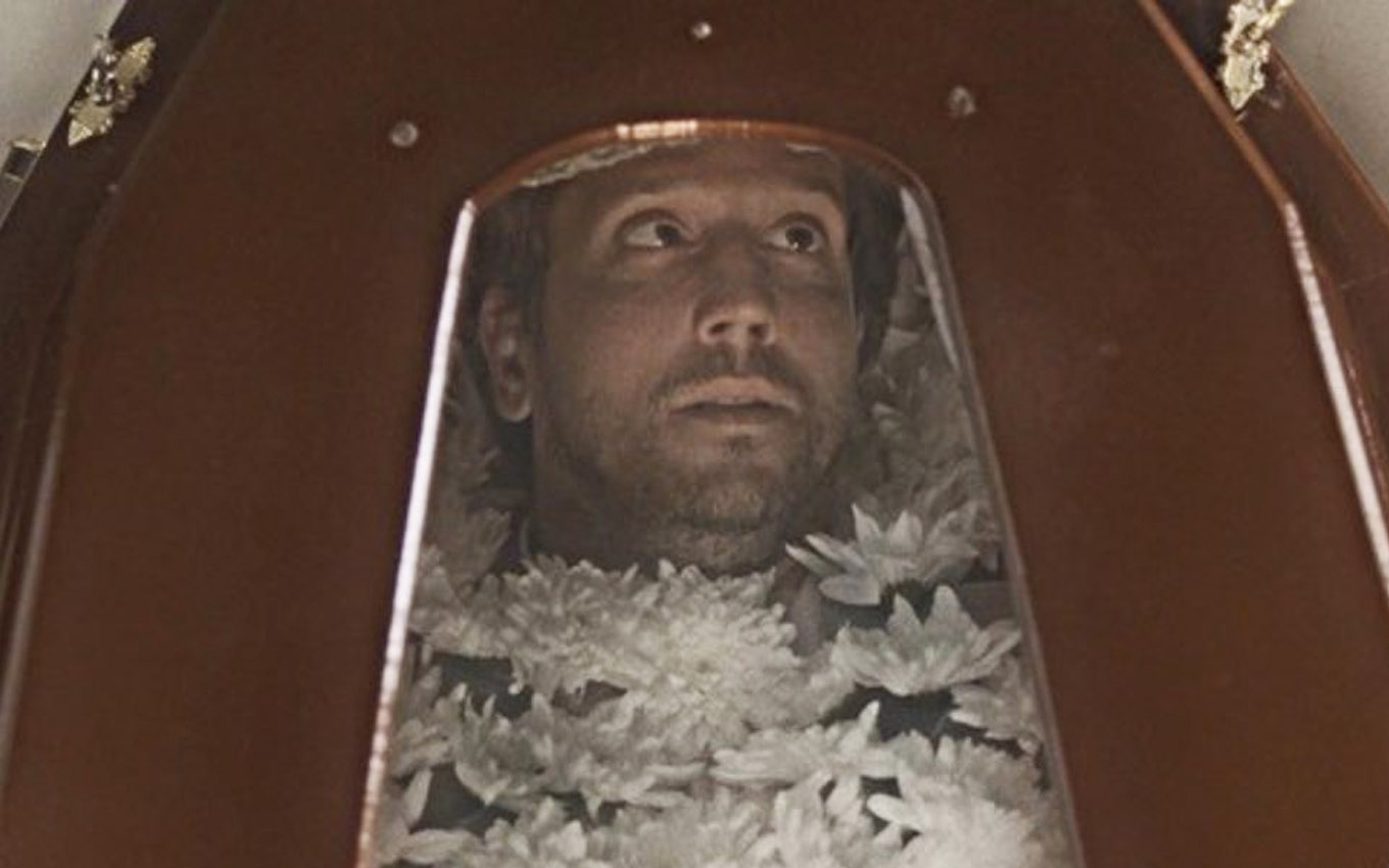 O ator Vladimir Brichta em um caixão como o Remy de Segundo Sol