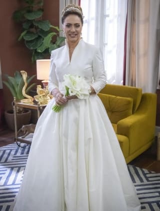 Agatha usa vestido de noiva em cena de Terra e Paixão