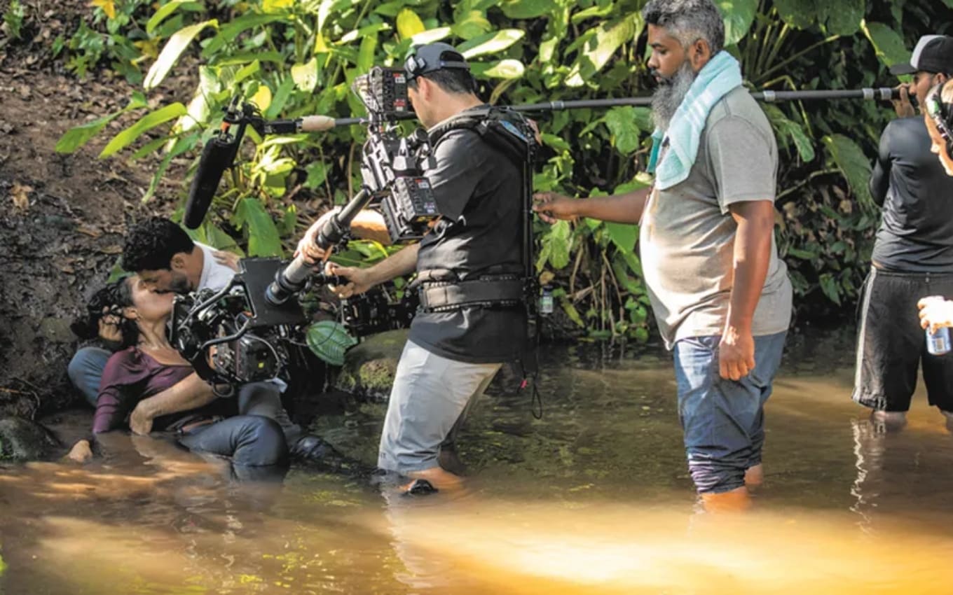 Caio (Cauã Reymond) beija Aline (Barbara Reis) em cena de Terra e Paixão