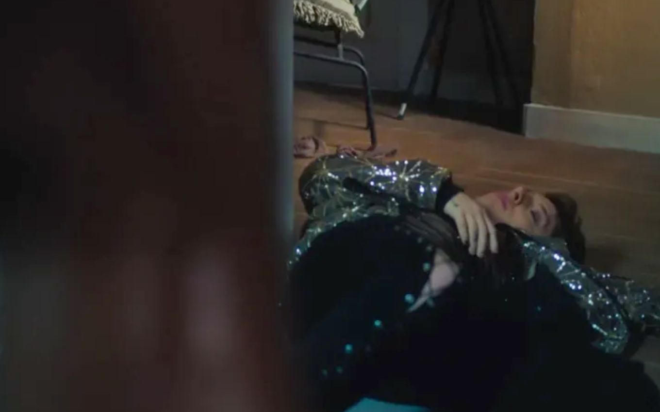 Diego Martins como Kelvin caído no chão em cena de Terra e Paixão como se tivesse desmaiado