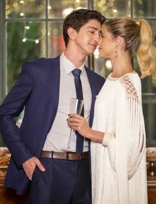 Daniel (Johnny Massaro) e Graça (Agatha Moreira) em noivado no 1º capítulo de Terra e Paixão