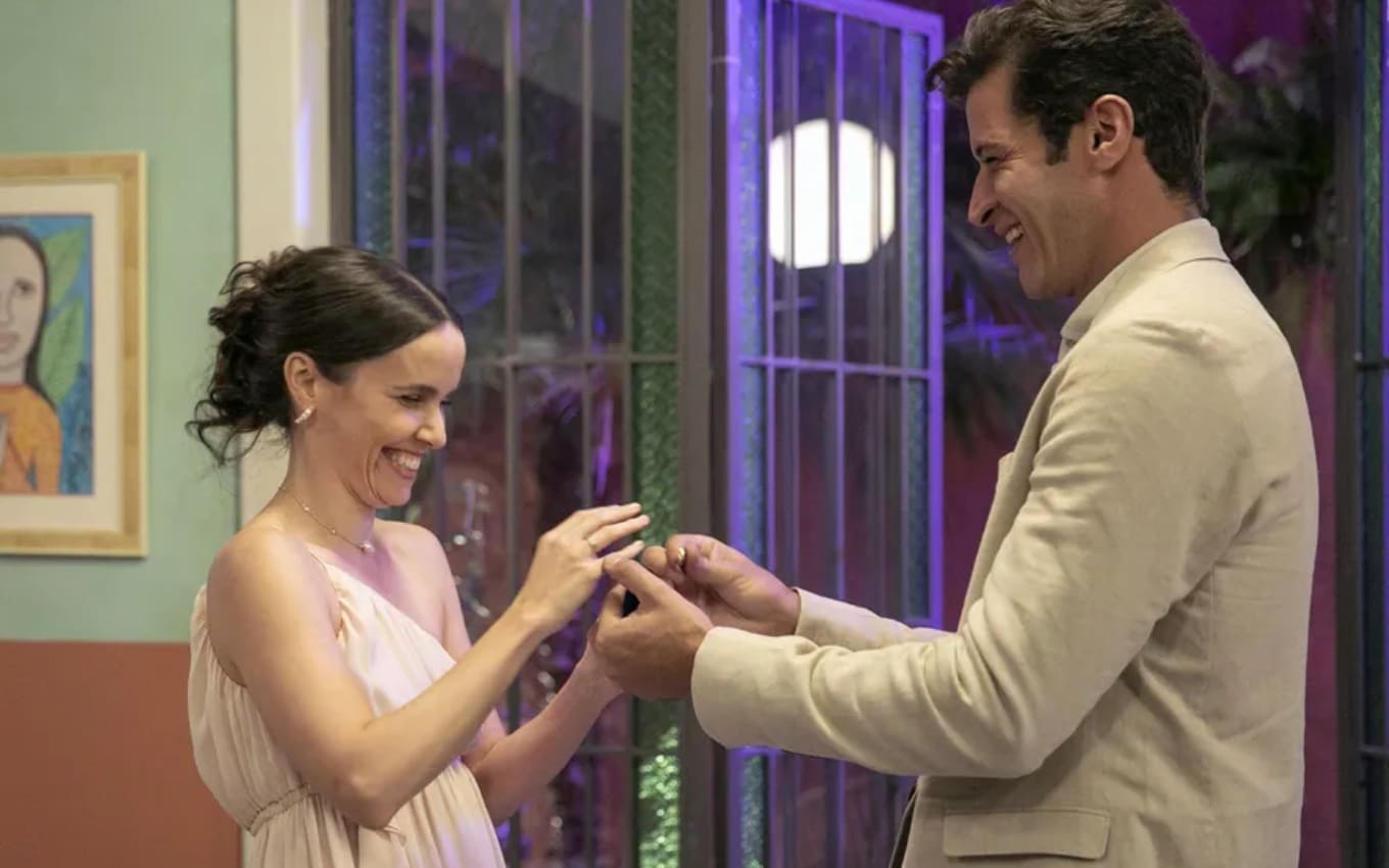 Lucinda (Débora Falabella) põe anel de noivado com Marino (Leandro Lima) em festa de Terra e Paixão