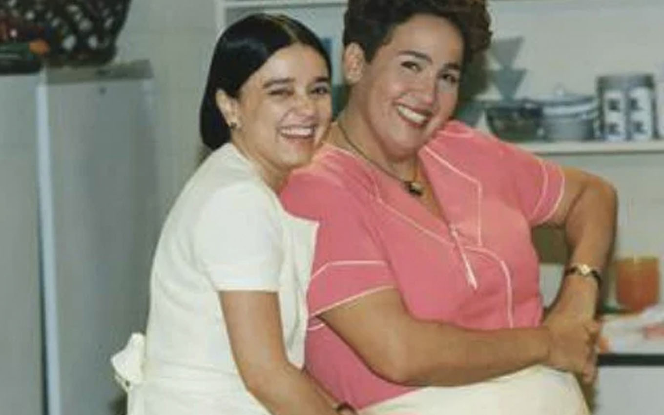 Eliane Costa como Luzineide e Claudia Jimenez como Bina em Torre de Babel