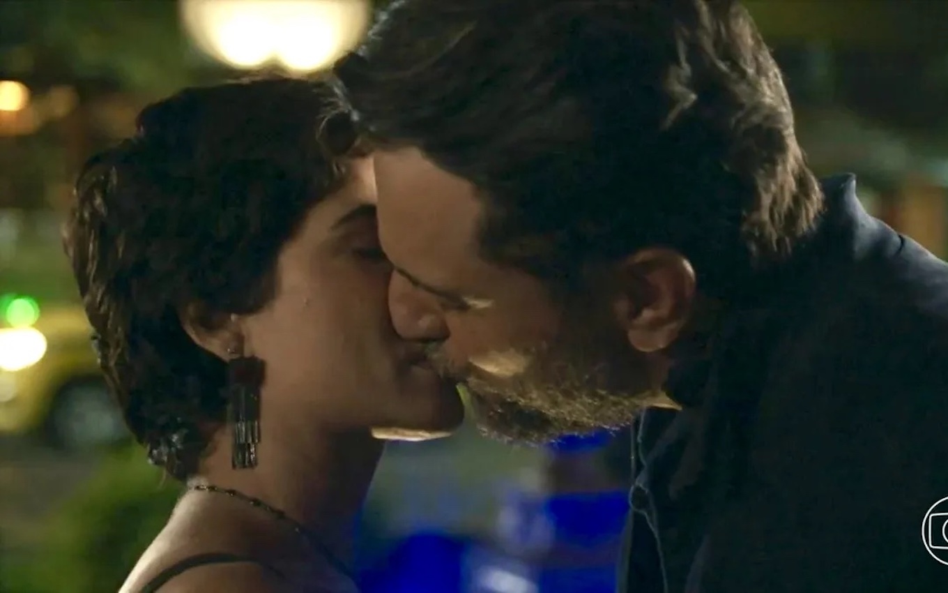 Beijo de Leonor e Moretti na novela