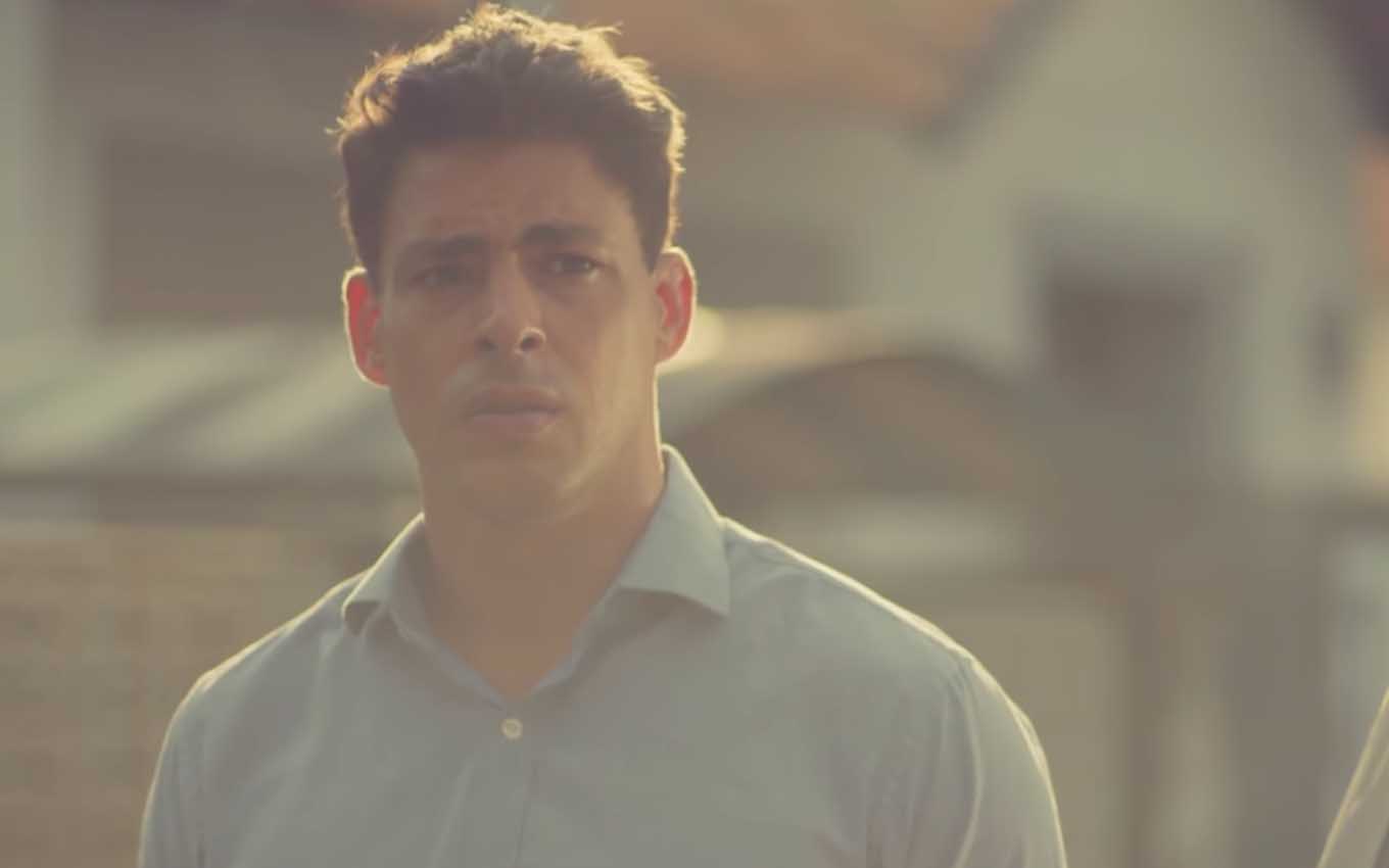 O ator Cauã Reymond caracterizado como Renato, mas interpretando Christian em cena de Um Lugar ao Sol