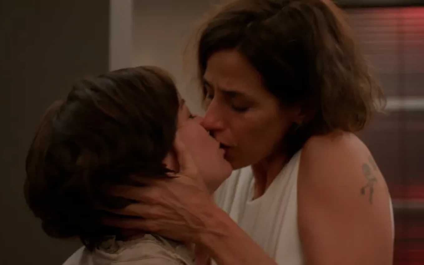 Ilana (Mariana Lima) agarrará e beijará Gabriela (Natália Lage) em Um Lugar ao Sol