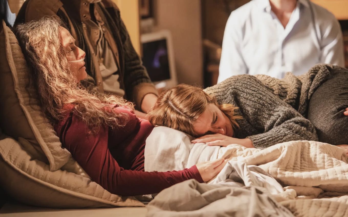 Lumiar (Carolina Dieckmann) chora a morte de Dora (Claudia Ohana) em Vai na Fé