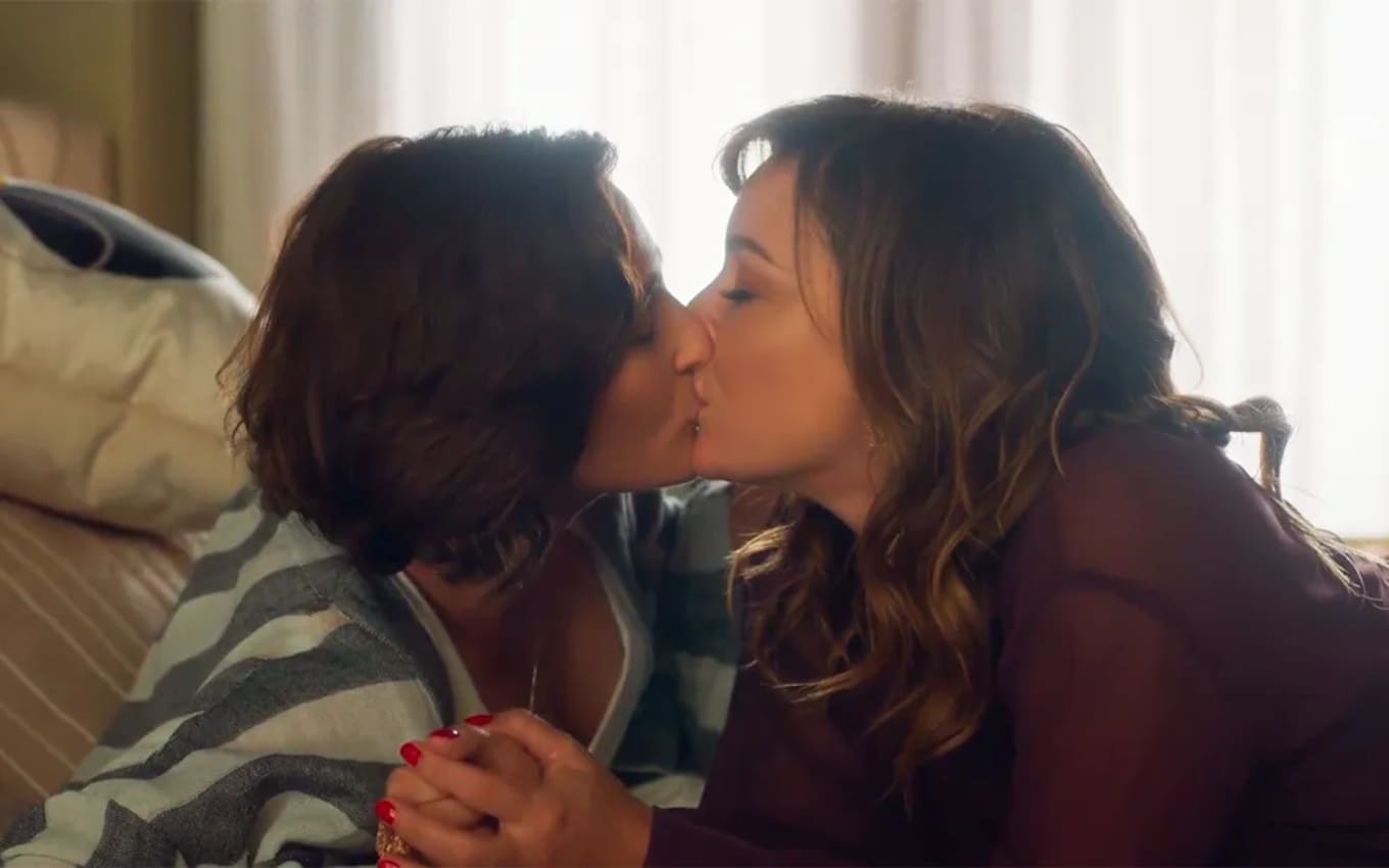 Helena (Priscila Sztejnman) beija Clara (Regiane Alves) em Vai na Fé