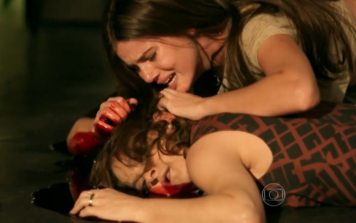 A atriz Camila Queiroz como Angel chora sobre o corpo de Carolina, interpretada por Drica Moraes, em cena de Verdades Secretas