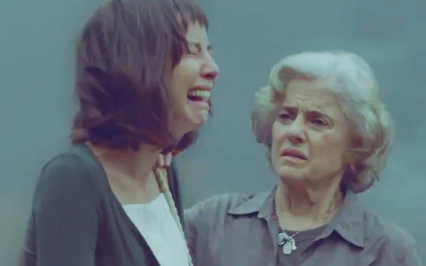 Andréia Horta chora como Lara e é consolada por Marieta Severo, a Noca, em cena de Um Lugar ao Sol