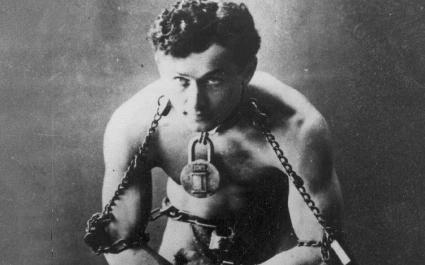 Harry Houdini acorrentado durante truque
