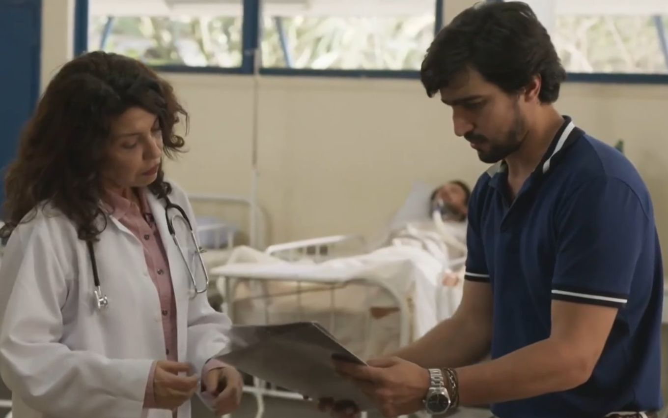 Médica pega documentos da mão de Renato Góes