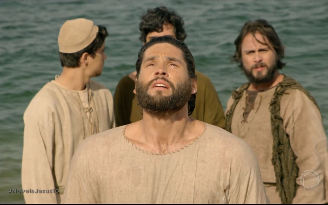 Jesus (Dudu Azevedo) em cena de batismo