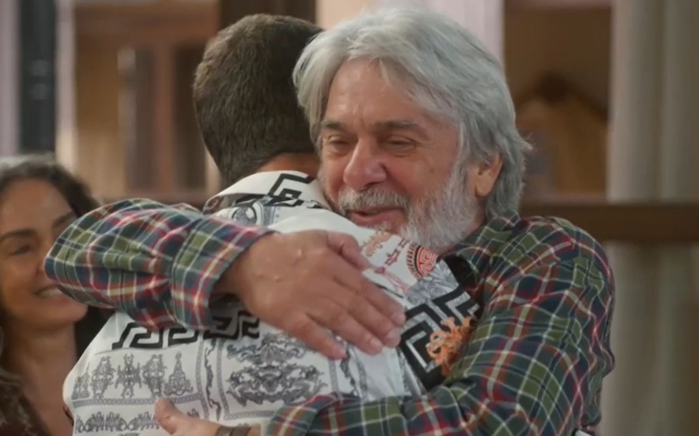 Zécarlos Machado abraça José Loreto em cena