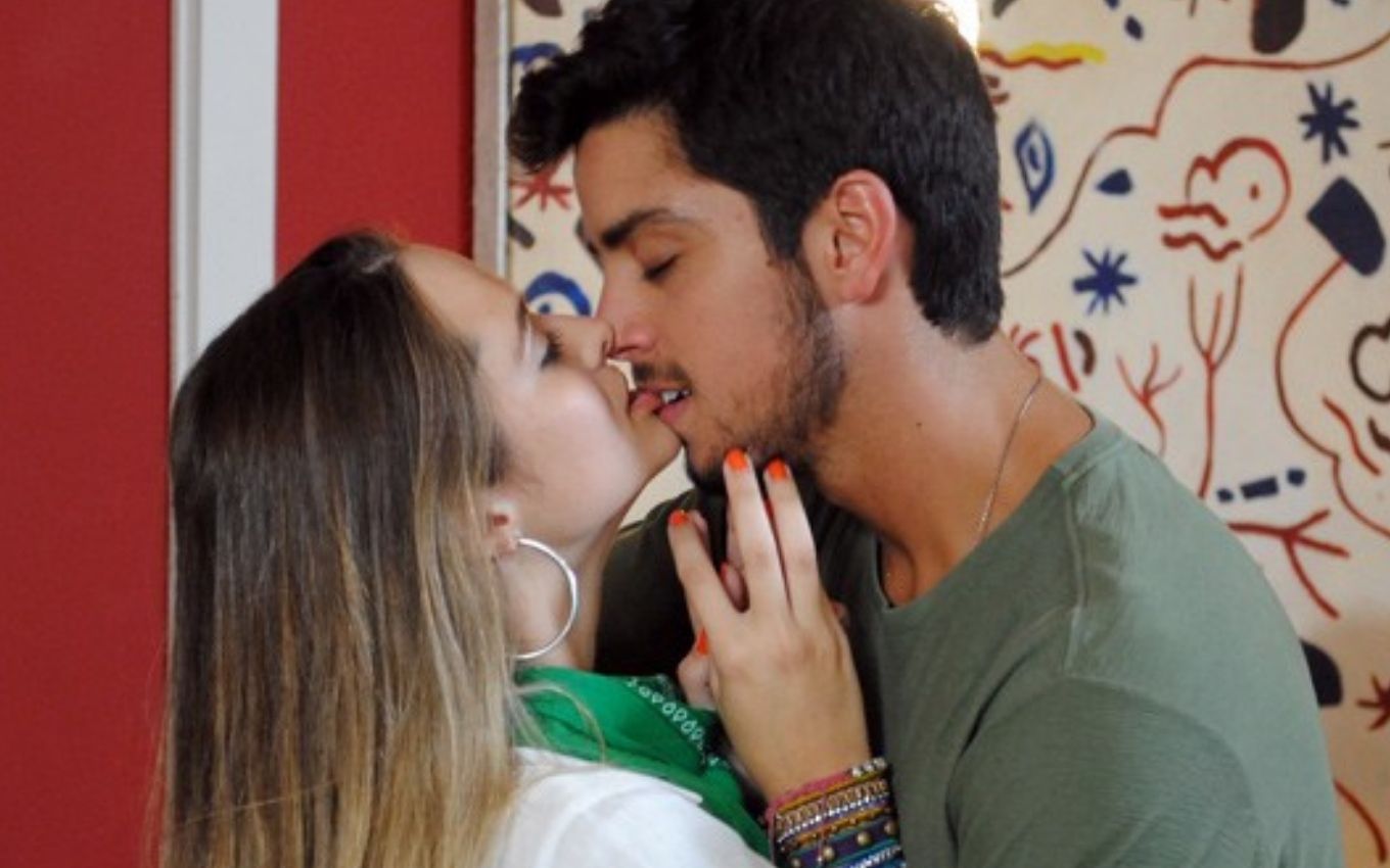 Juliana Paiva beija Rodrigo Simas em Malhação
