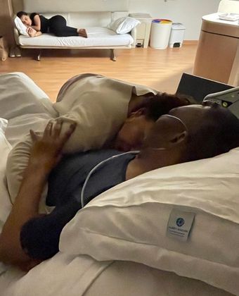 Kely abraçada a Pelé em cama de hospital