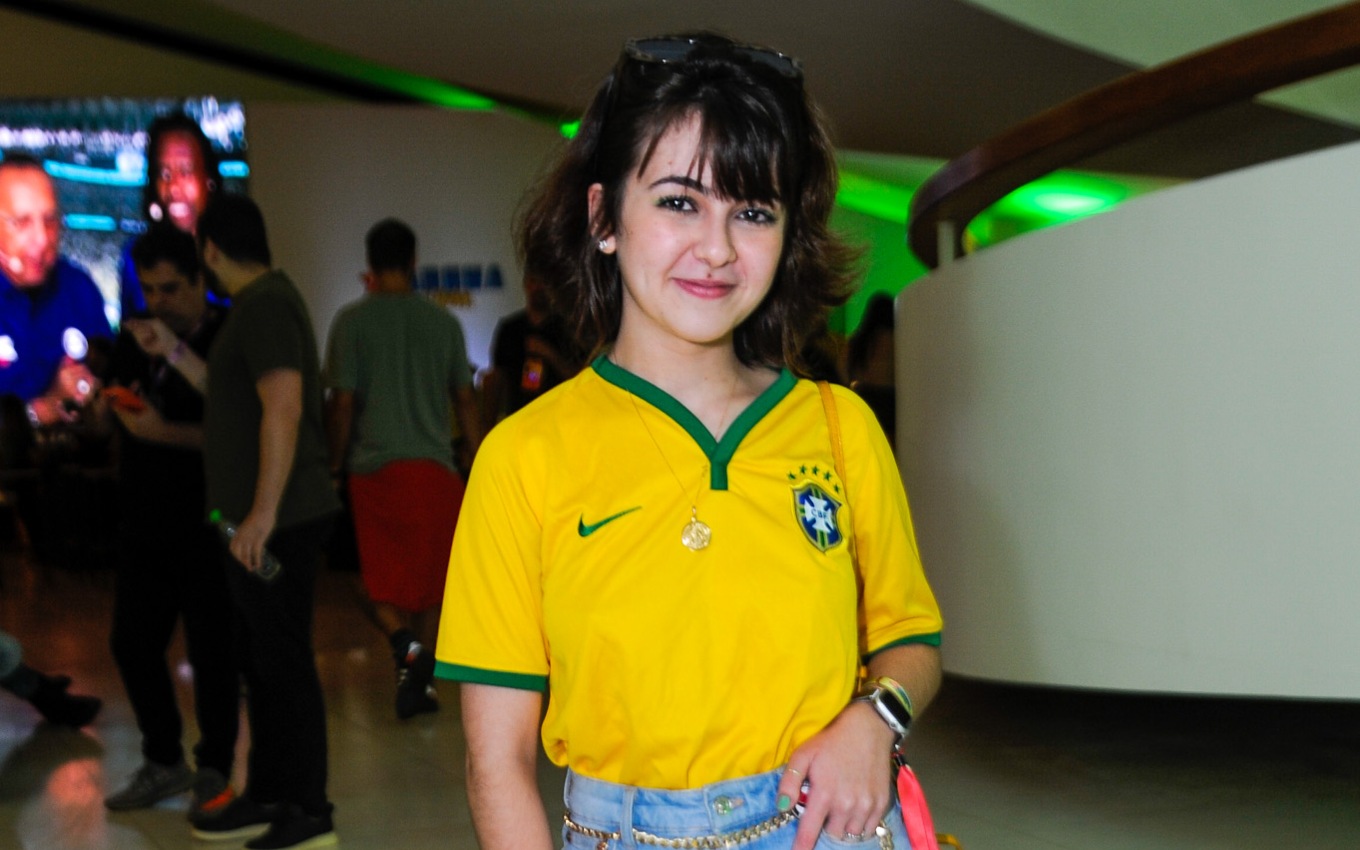 Klara Castanho no jogo do Brasil
