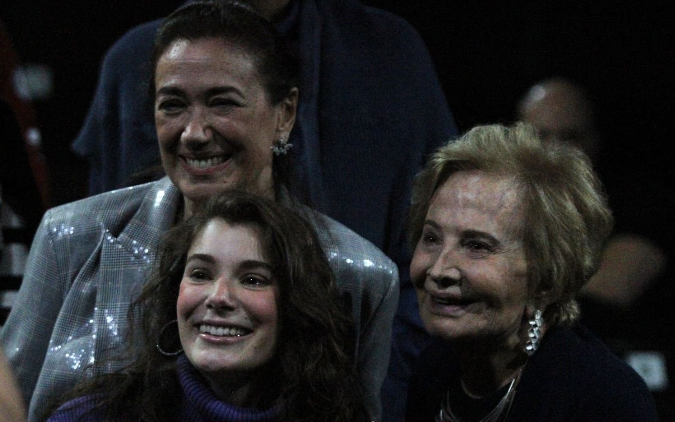 Lilia Cabral, Giulia Bertolli e Gloria Menezes posam para foto