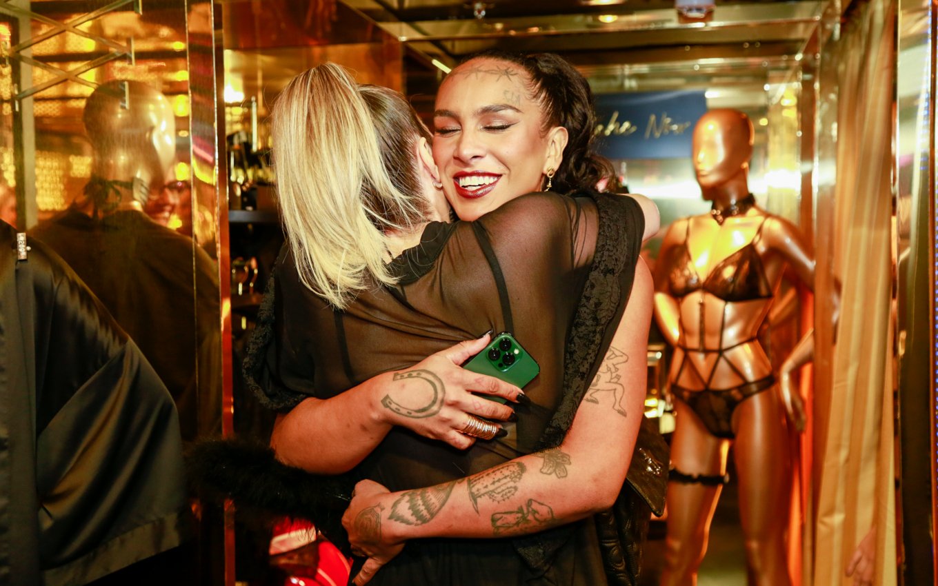 Linn da Quebrada abraça Letícia Spiller em evento de lingerie no Rio