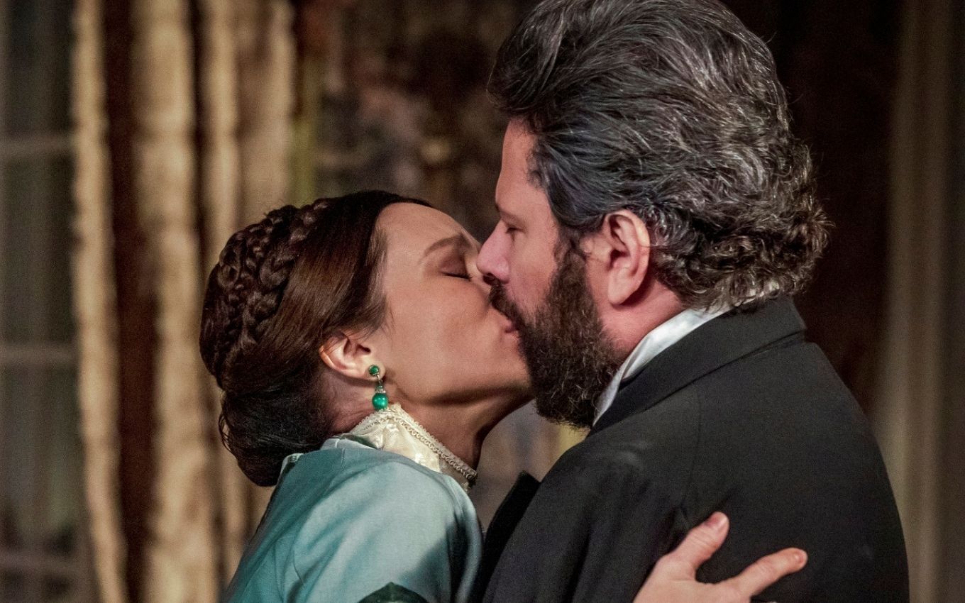 Foto: Na novela 'Nos Tempos do Imperador', Dom Pedro II (Selton Mello)  avisa Thereza (Letícia Sabatella) que Luísa (Mariana Ximenes) irá  acompanhar a família em viagem - Purepeople