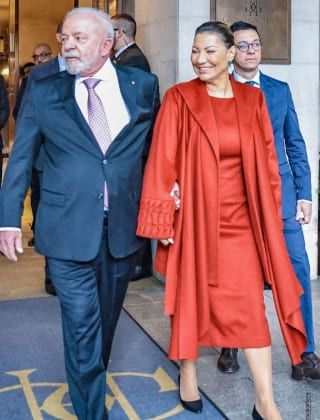 Lula e Janja saindo do hotel para a coroação do rei Charles 3º
