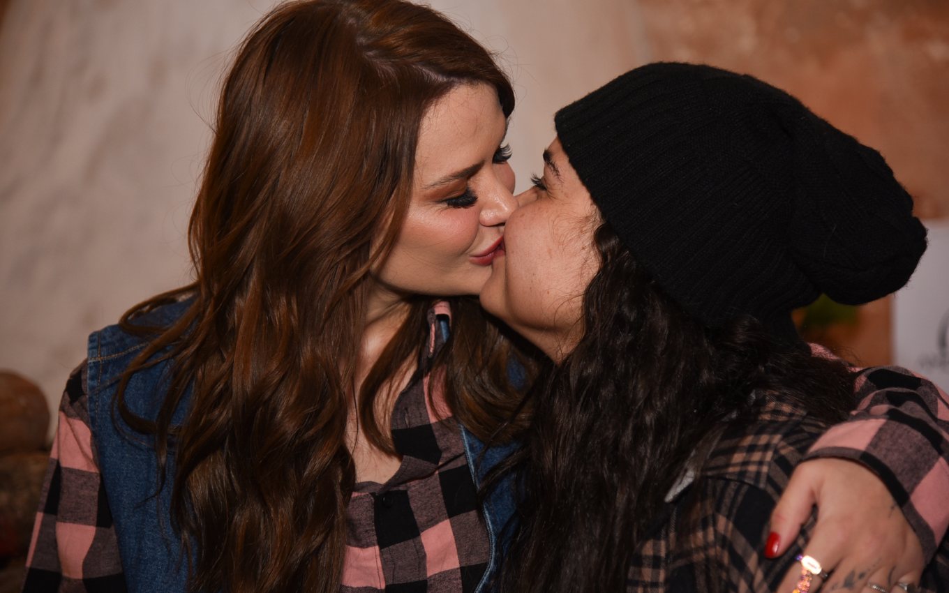 Marcela Mc Gowan troca beijos com a cantora Luiza em evento em São Paulo