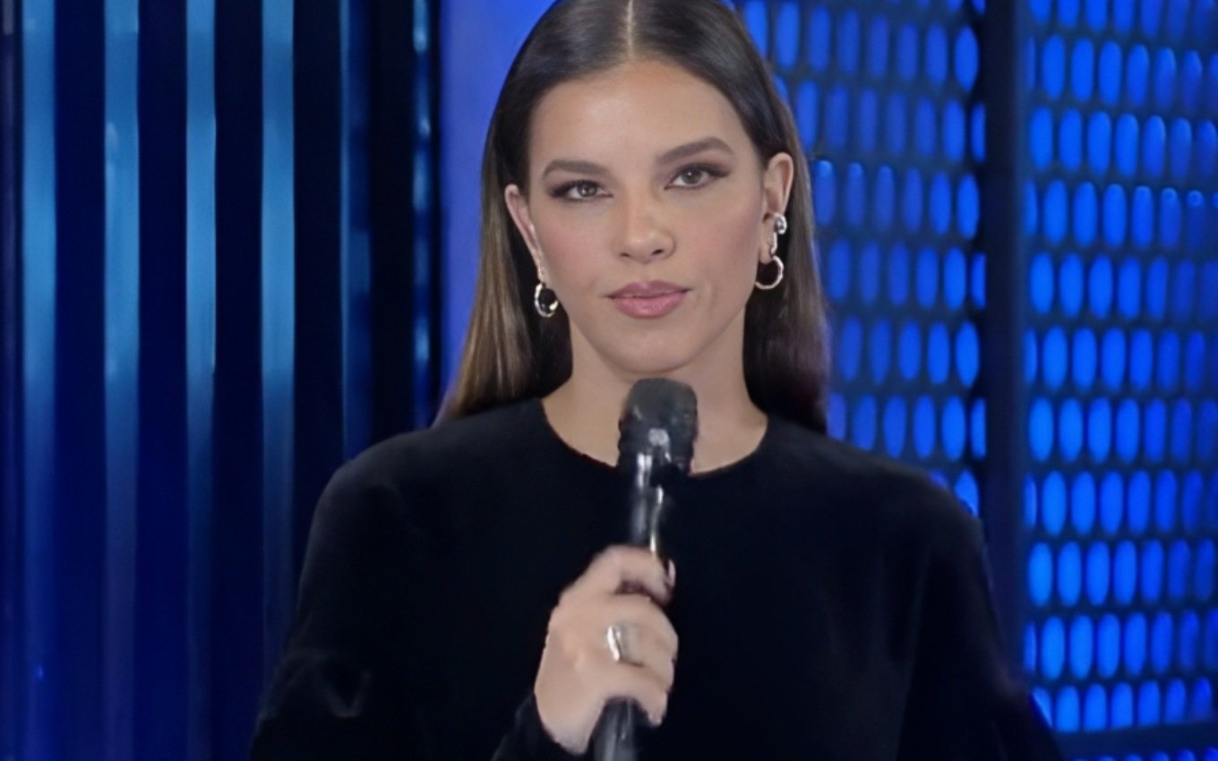 Mariana Rios segurando microfone