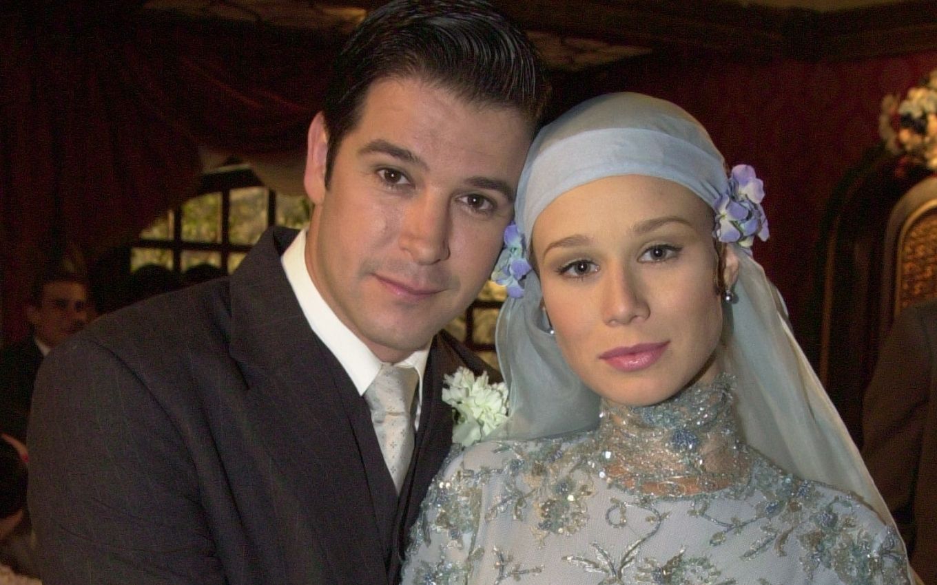 Murilo Benício e Mariana Ximenes posam vestidos de noivos