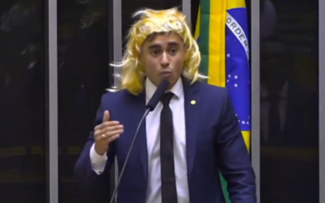 Nikolas Ferreira usa peruca em discurso na Câmara