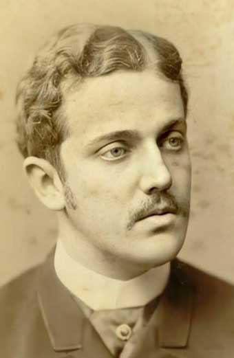 Em sépia, um retrato do príncipe Pedro Augusto, de bigode, olhos claros e cabelos curtos e encaracolados