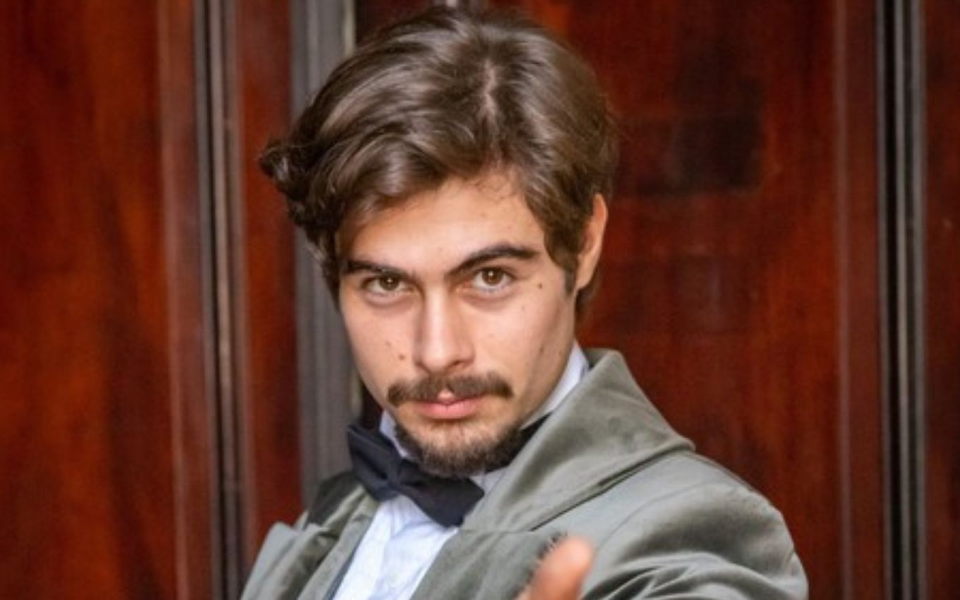 O ator Rafael Vitti caracterizado como o Davi em cena de Além da Ilusão