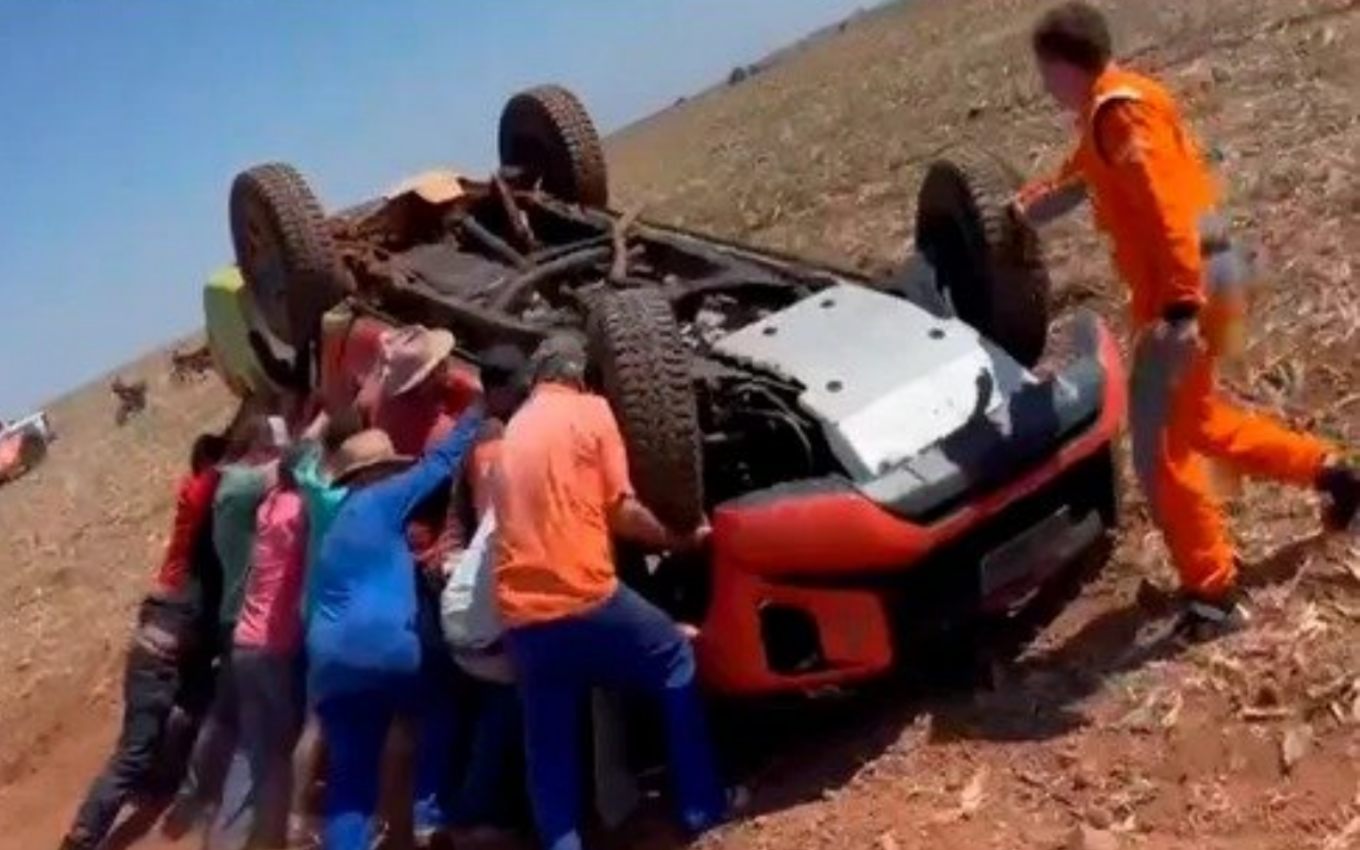 Leandro Lima capota carro no Rally dos Sertões