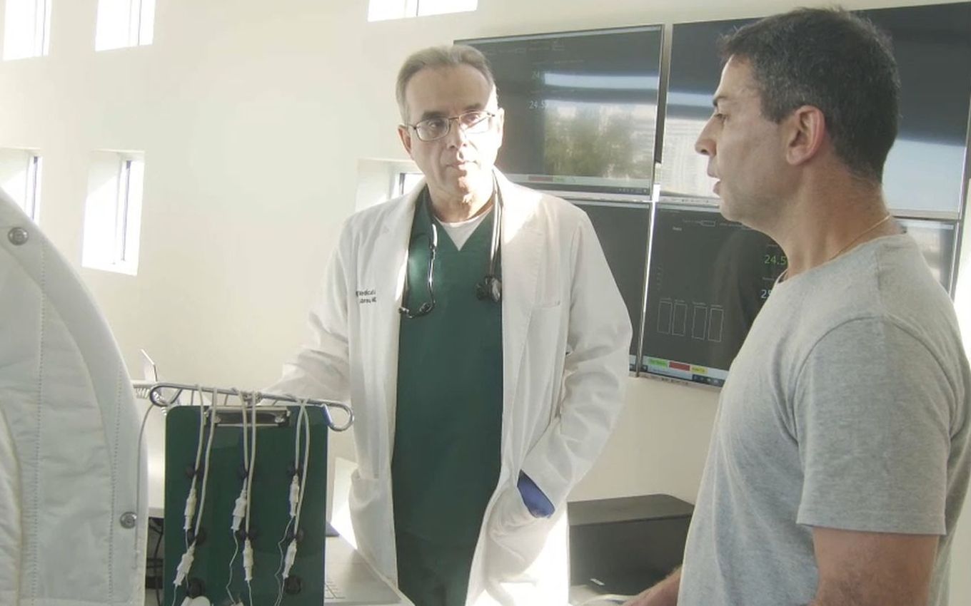 André Tal no hospital com o médico Marc Abreu