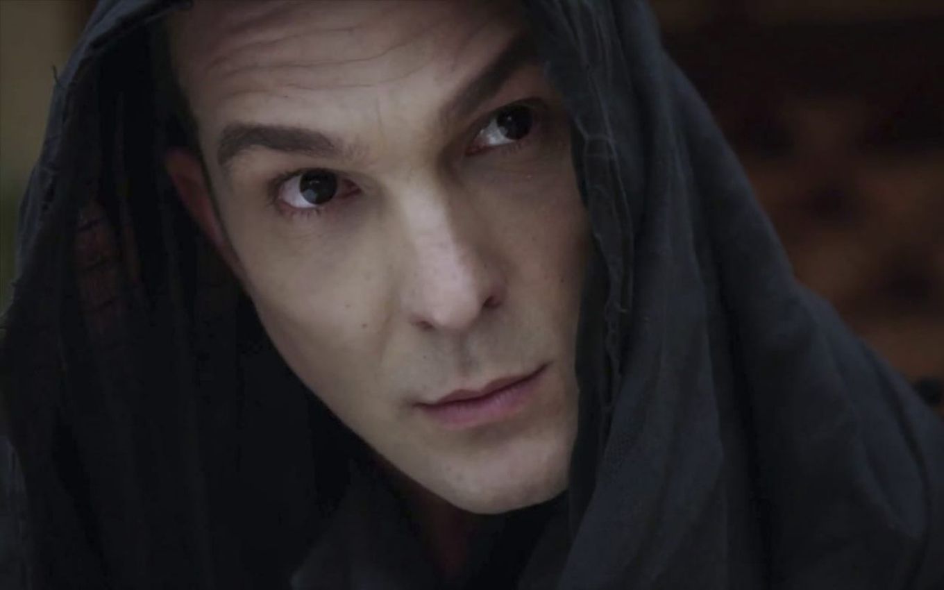 O ator Igor Rickli caracterizado como Lúcifer e escondido debaixo de um manto preto em cena de Gênesis