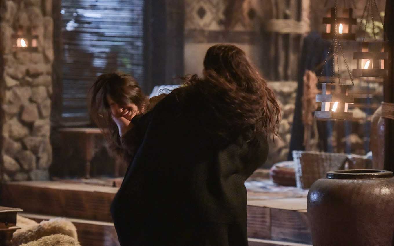 A atriz Juliana Xavier como Tamar é agarrada pelos cabelos por Rhaisa Batista, a Muriel, em cena de Gênesis