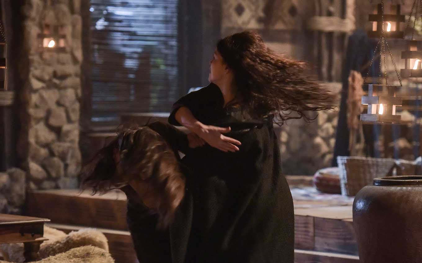 A atriz Juliana Xavier como Tamar leva um tapa na cara de Rhaisa Batista, a Muriel, em cena de Gênesis