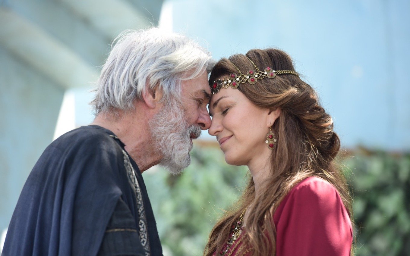 O ator Zécarlos Machado como Abraão apoia a testa na testa de Adriana Garambone, a Sara, em cena de Gênesis