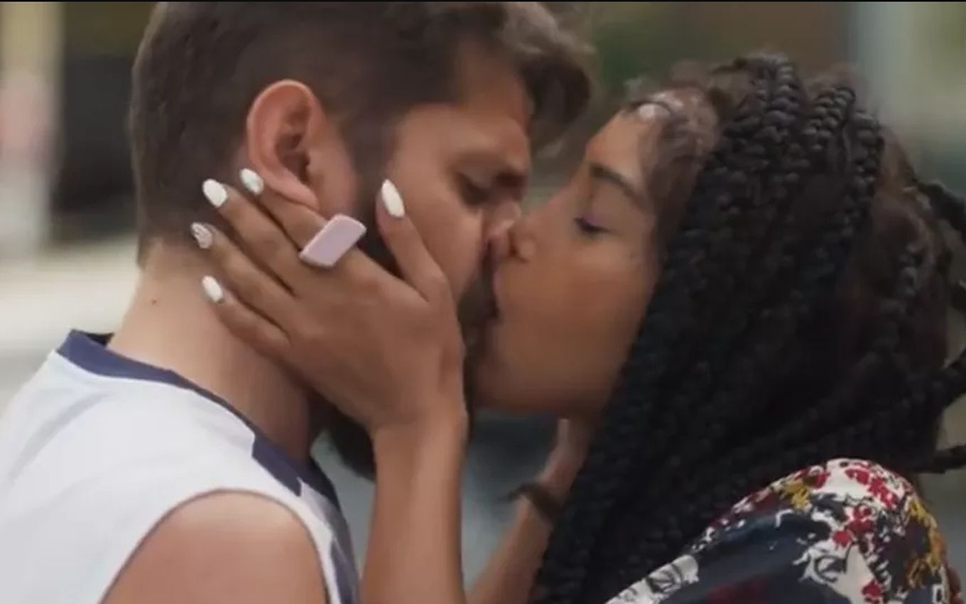 Samuel (Alejandro Claveaux) e Anita (Taís Araujo) se beijando em Cara e Coragem