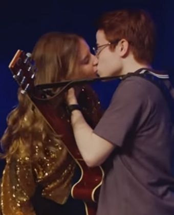 Sophia Valverde e Matheus Ueta: beijo em Hora de Brilhar (Foto: Reprodução/Sofá Digital)