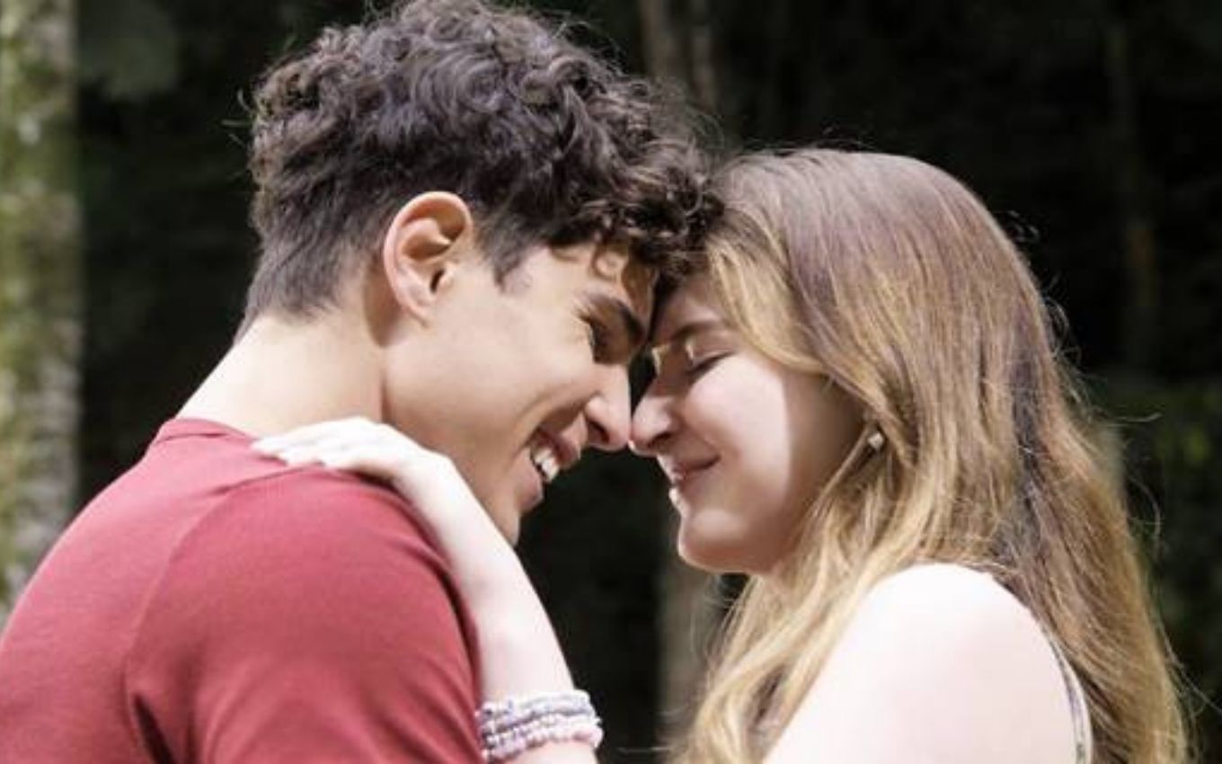 Primeiro beijo de João (Igor Jansen) e Poliana (Sophia Valverde)