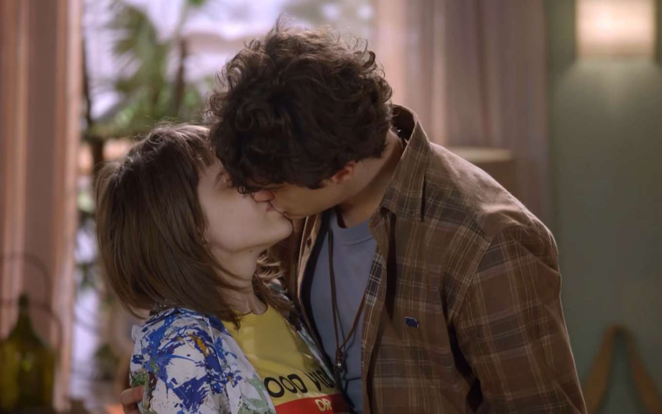 Raquel (Isabella Moreira) beija André (Thiago Franzé) em Poliana Moça