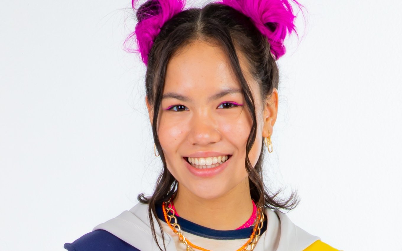 Bella Chiang sorri em ensaio fotográfico de Poliana Moça; a mocinha usa dois coques no topo da cabeça, com acessórios de penugem rosa.