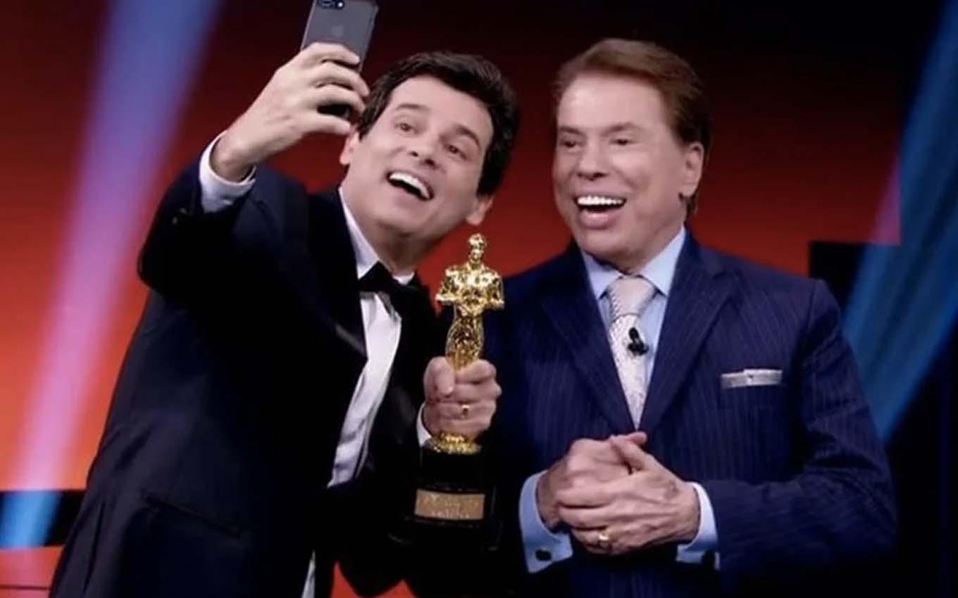 Celso Portiolli tira uma selfie com Silvio Santos no Troféu Imprensa