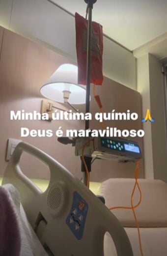 Simony em cama de hospital