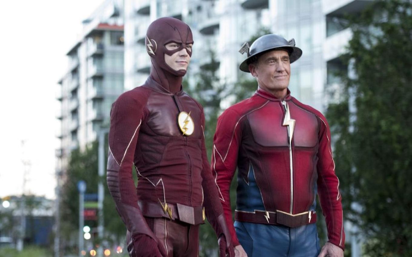 Grant Gustin e John Wesley Shipp em The Flash