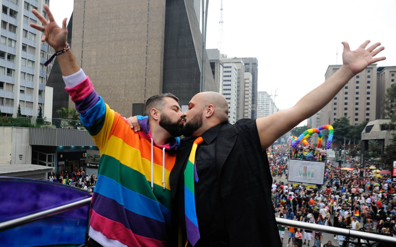 Tiago Abravanel e Fernado Poli na Parada LGBTQIA+