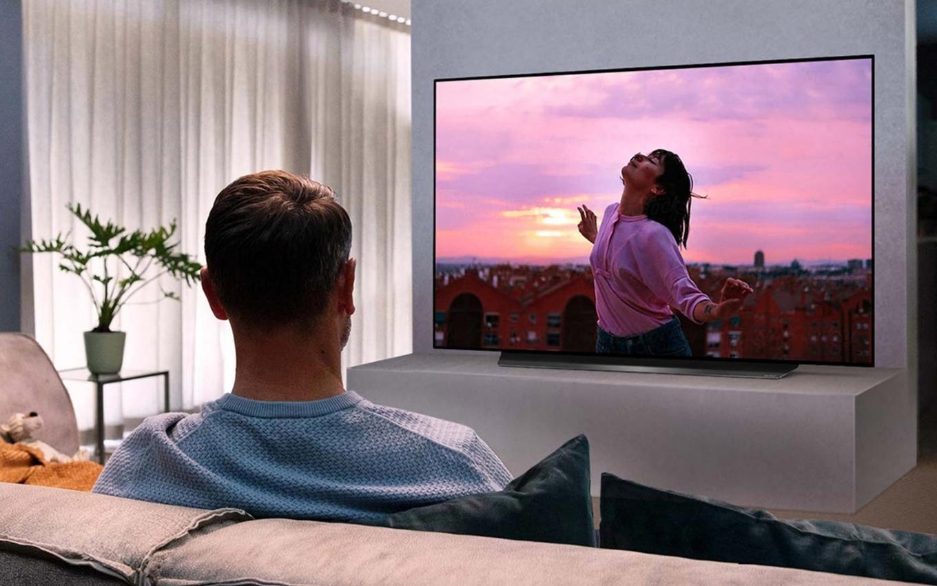 Выбрать телевизор 65 дюймов. Телевизор LG oled65cxrla. Телевизор LG oled55c1rla Smart. Лучшие телевизоры для одиноких. OLED телевизор плюсы.