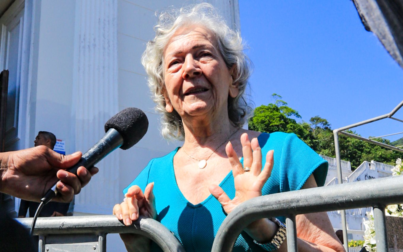 Mãe de Susana Naspolini dá entrevista em velório